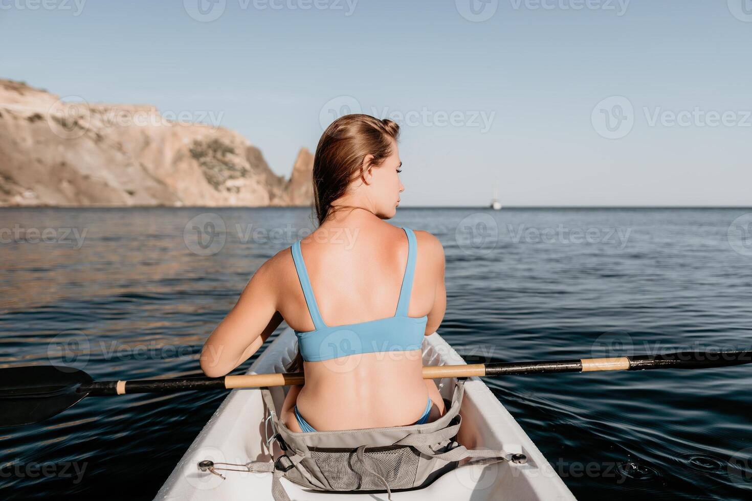 Frau im Kajak zurück Sicht. glücklich jung Frau mit lange Haar schwebend im Kajak auf Ruhe Meer. Sommer- Urlaub Ferien und heiter weiblich Menschen entspannend haben Spaß auf das Boot. foto