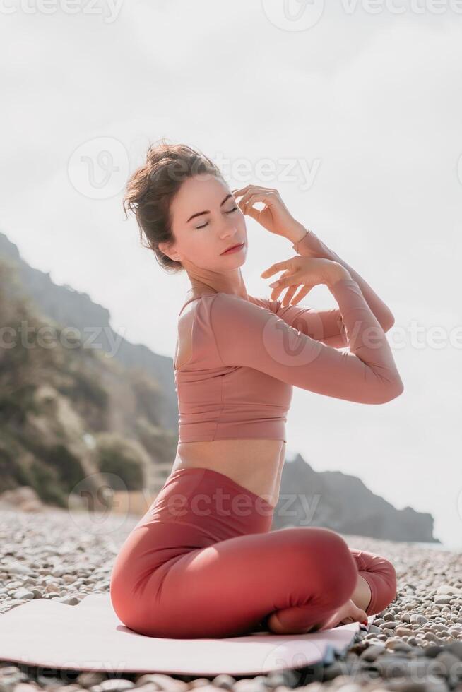 Mitte alt Gut suchen Frau mit schwarz Haar, Fitness Lehrer im Gamaschen und Spitzen tun Dehnen und Pilates auf Yoga Matte in der Nähe von das Meer. weiblich Fitness Yoga Routine Konzept. gesund Lebensstil foto