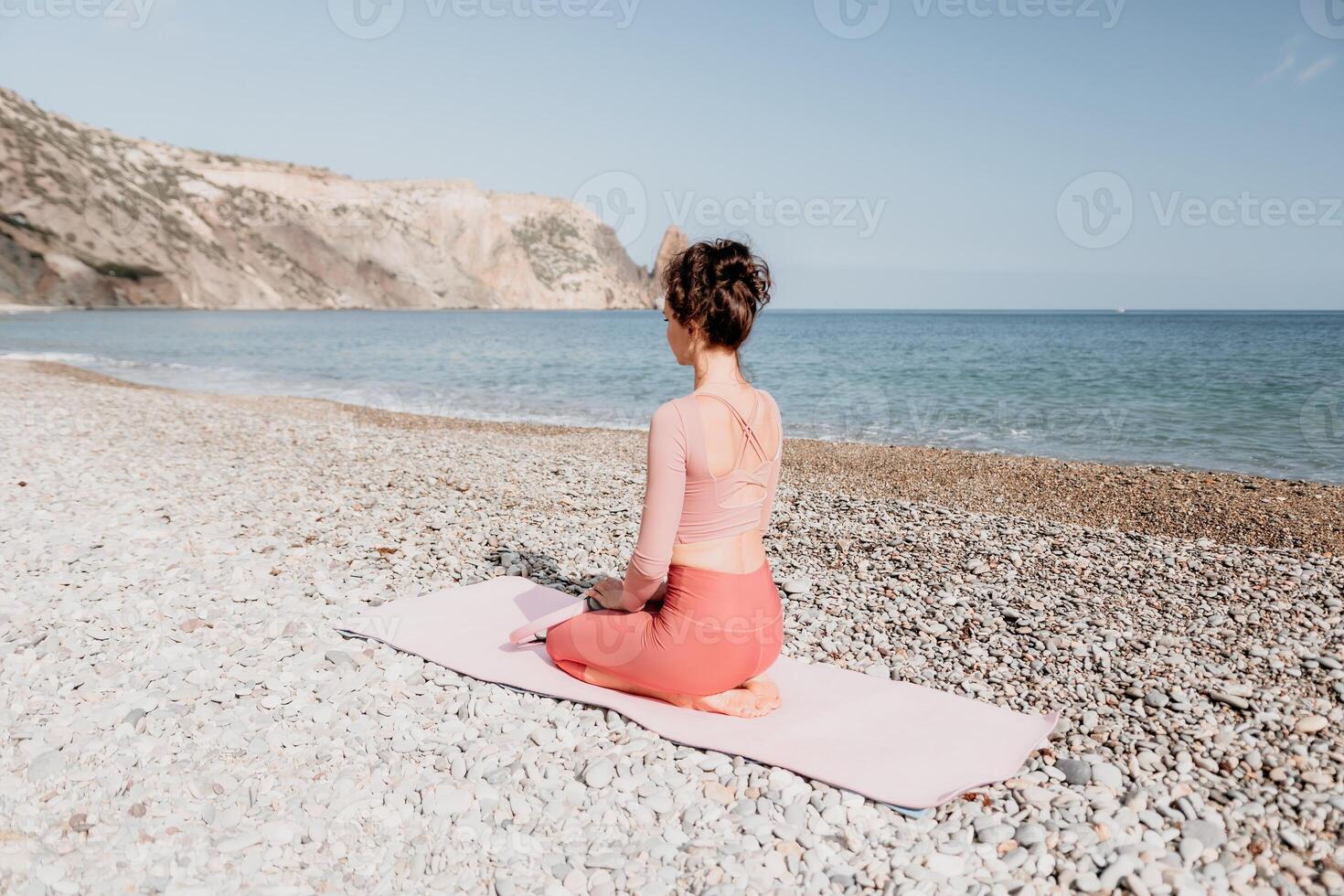 Frau Meer Pilates. sportlich glücklich Mitte alt Frau üben Fitness auf Strand in der Nähe von Meer, lächelnd aktiv weiblich Ausbildung mit Ring auf Yoga Matte außen, genießen gesund Lebensstil, Harmonie und Meditation foto