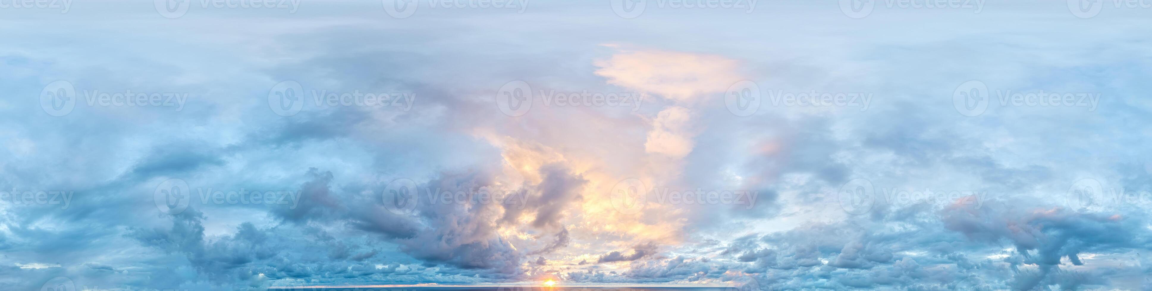 Himmel Teil von nahtlos Panorama auf Sonnenuntergang Zeit mit Licht Wolken, zum einfach verwenden im 3d Grafik und Verbundstoffe im Drohne kugelförmig Panoramen wie ein Himmel Kuppel. foto