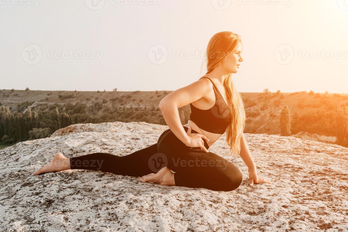 Fitness Frau. glücklich mittleren Alters Fitness Frau tun Dehnen und Pilates auf ein Felsen in der Nähe von Wald beim Sonnenuntergang. weiblich Fitness Yoga Routine. gesund Lebensstil mit Fokus auf Wohlbefinden und Entspannung. foto