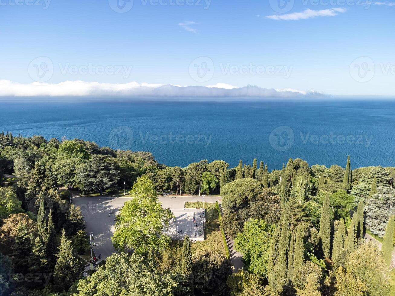 Antenne Aussicht von Livadia Palast - - gelegen auf das Ufer von das schwarz Meer im das Dorf von Livadia im das Jalta Region von Krim. Livadia Palast war ein Sommer- Rückzug von das zuletzt Russisch Zar Nikolaus ii foto