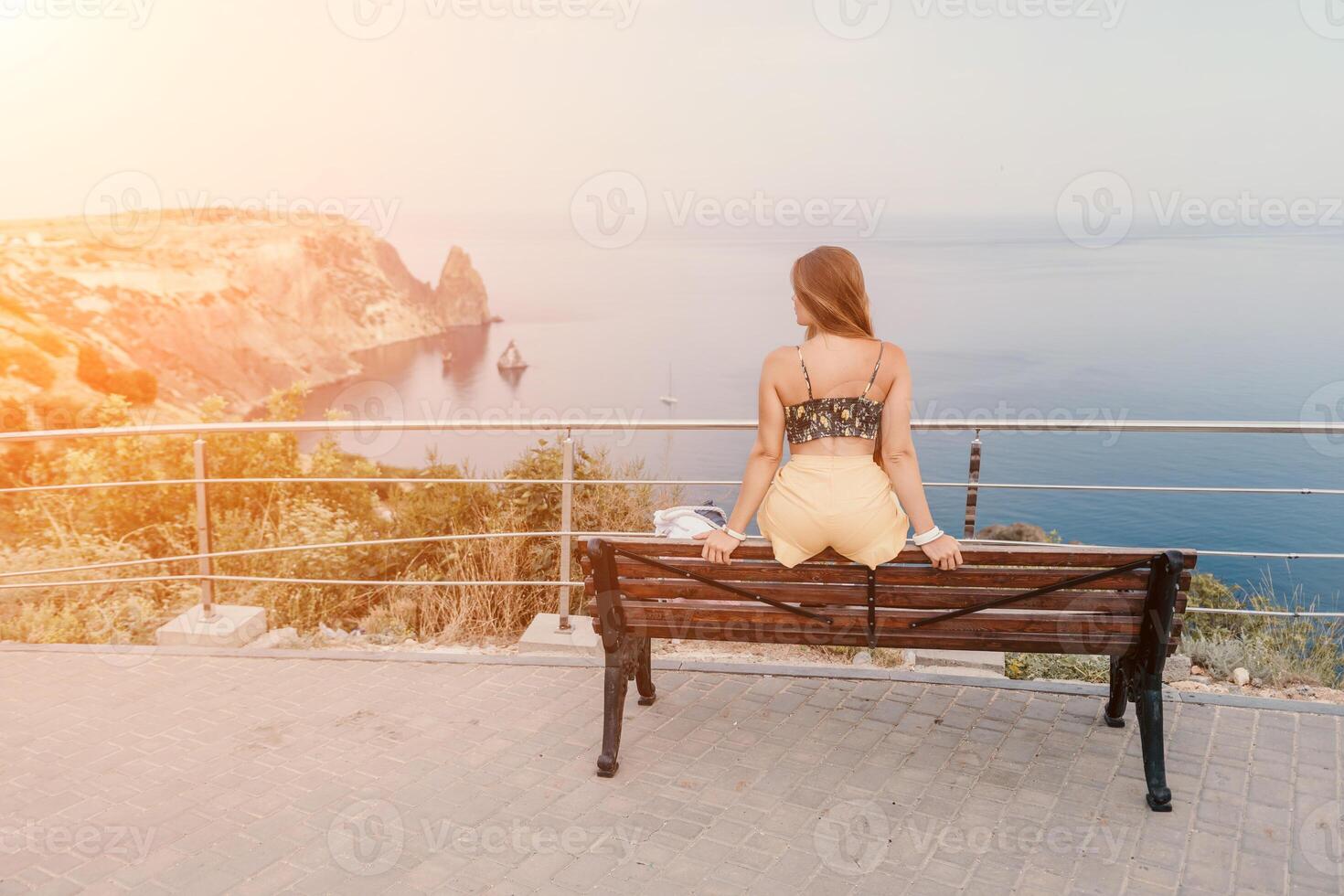 Frau Reise Meer. glücklich Tourist genießen nehmen Bild draußen zum Erinnerungen. Frau Reisender sieht aus beim das Kante von das Cliff auf das Meer Bucht von Berge, Teilen Reise Abenteuer Reise foto