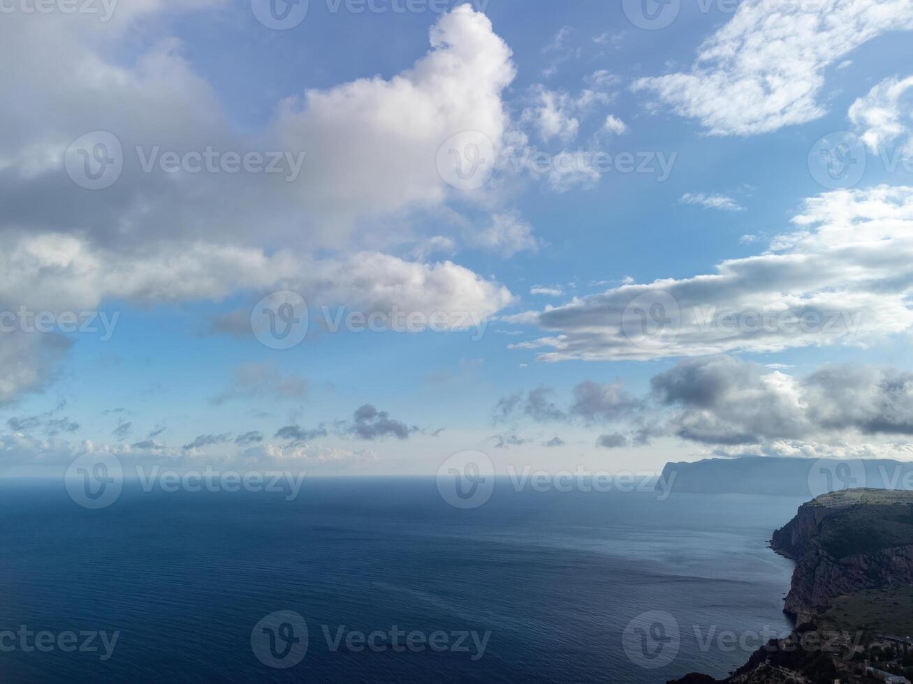 Antenne Sicht. das Drohne fliegt Über nebelig und flauschige Wolken. Blau Himmel Sonne und Meer Nebel. abstrakt Antenne Natur Sommer- Ozean Sonnenuntergang Meer und Himmel Hintergrund. Horizont. Urlaub, Reise und Urlaub Konzept foto