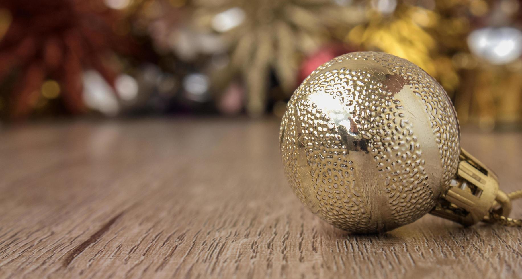 Weihnachtsbal auf Holzboden für Weihnachtshintergrund foto