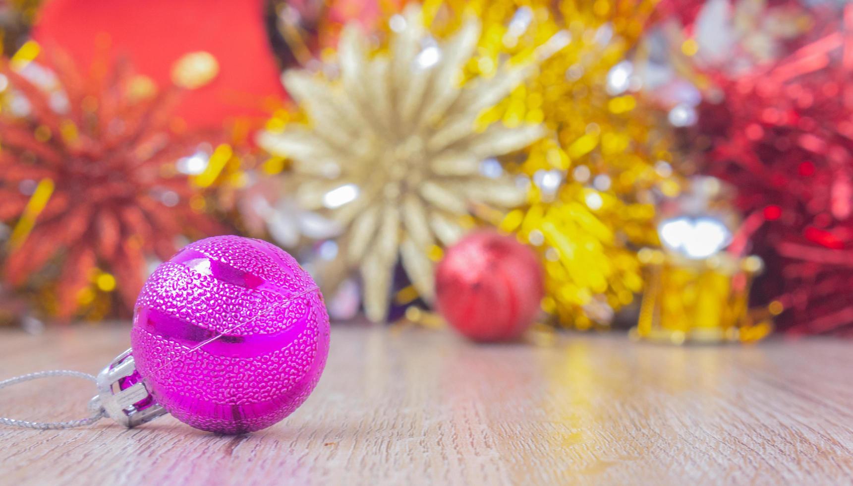 Weihnachtsbal auf Holzboden für Weihnachtshintergrund foto