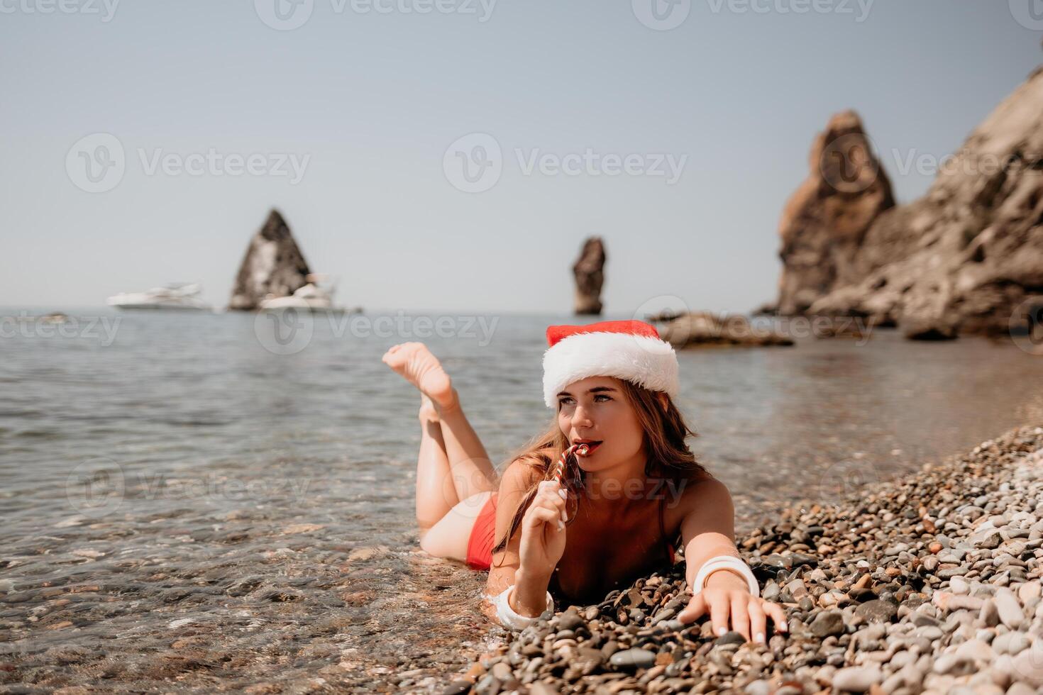 Frau Reise Meer. glücklich Tourist genießen nehmen Bild auf das Strand zum Erinnerungen. Frau Reisender im Santa Hut sieht aus beim Kamera auf das Meer Bucht, Teilen Reise Abenteuer Reise foto