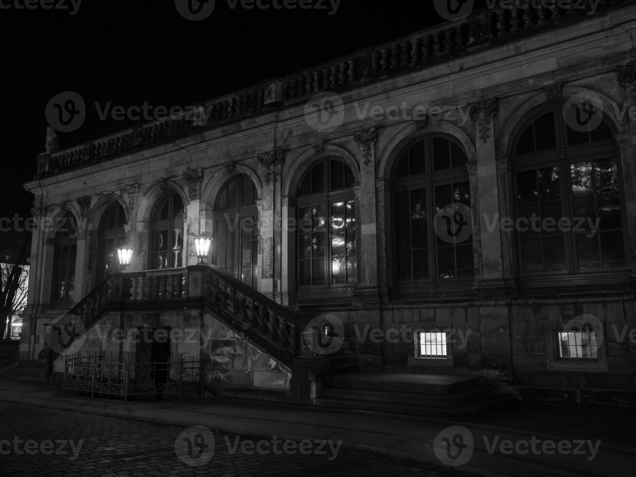 das Stadt von Dresden beim Nacht foto