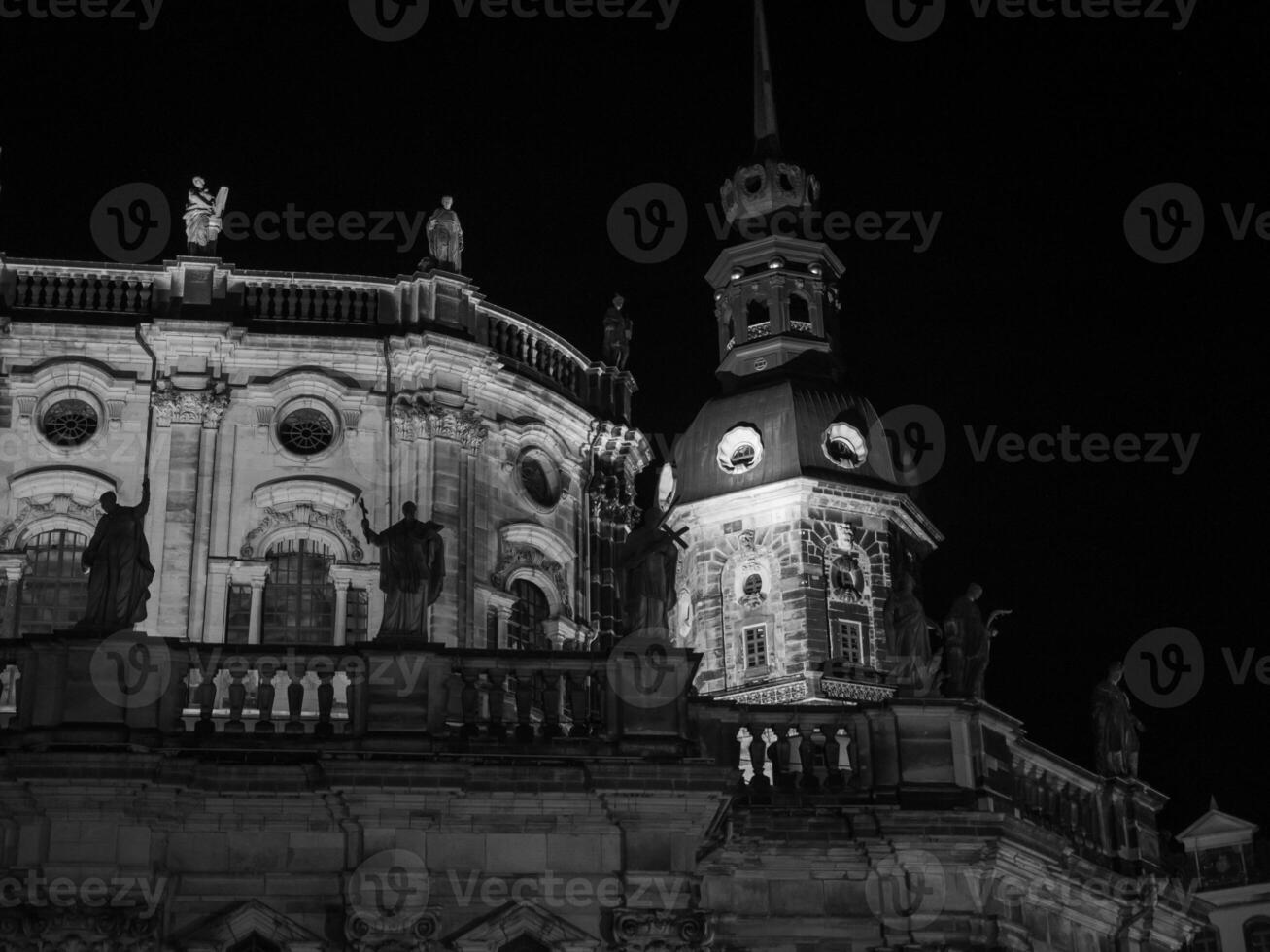 das Stadt von Dresden beim Nacht foto