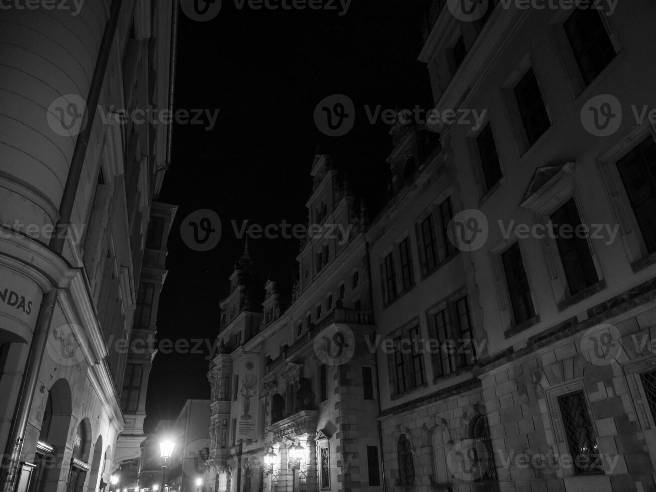 das Stadt von Dresden beim Nacht foto