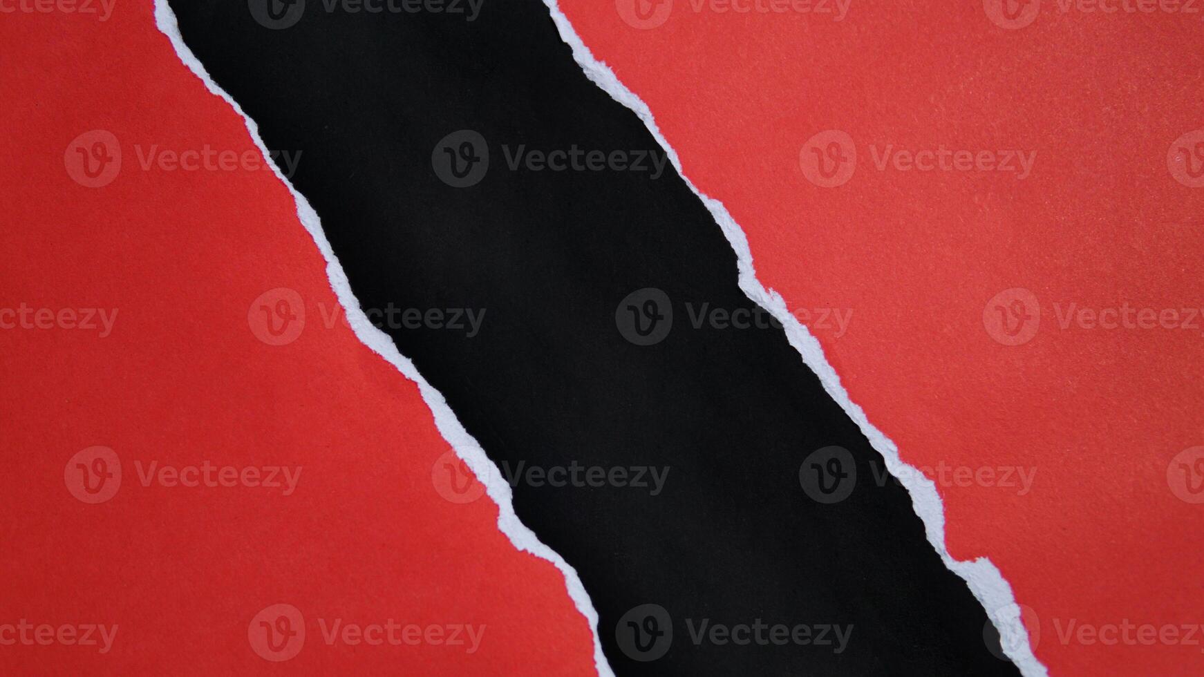 zerrissen rot Papier Blatt isoliert auf schwarz Hintergrund foto