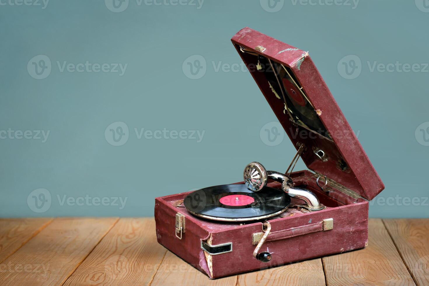 alt Jahrgang Grammophon Spieler mit ein Vinyl Aufzeichnung und Negativ Raum foto