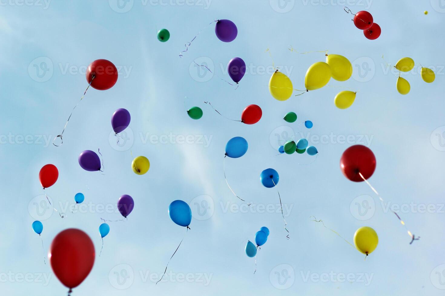 bunt Helium gefüllt Luft Luftballons fliegend hoch im das Himmel foto