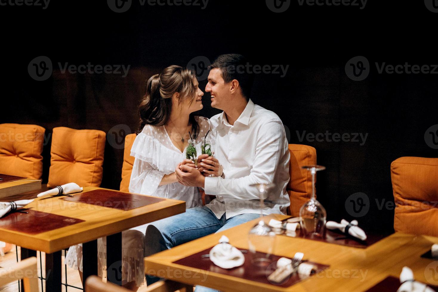 Ein Mann und ein Mädchen essen in einem Café zu Mittag foto