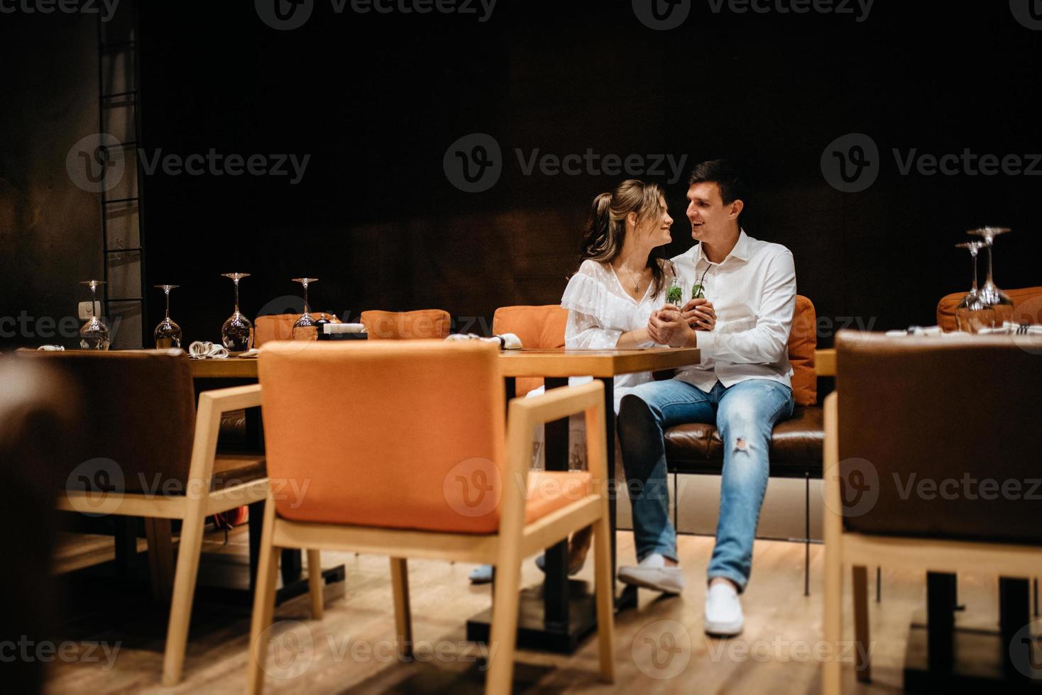 Ein Mann und ein Mädchen essen in einem Café zu Mittag foto