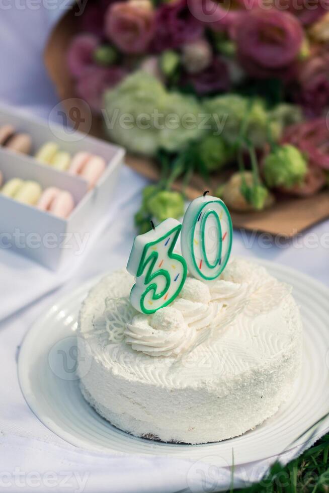 Weiß Geburtstag Kuchen 30 Jahre unter Blumen foto