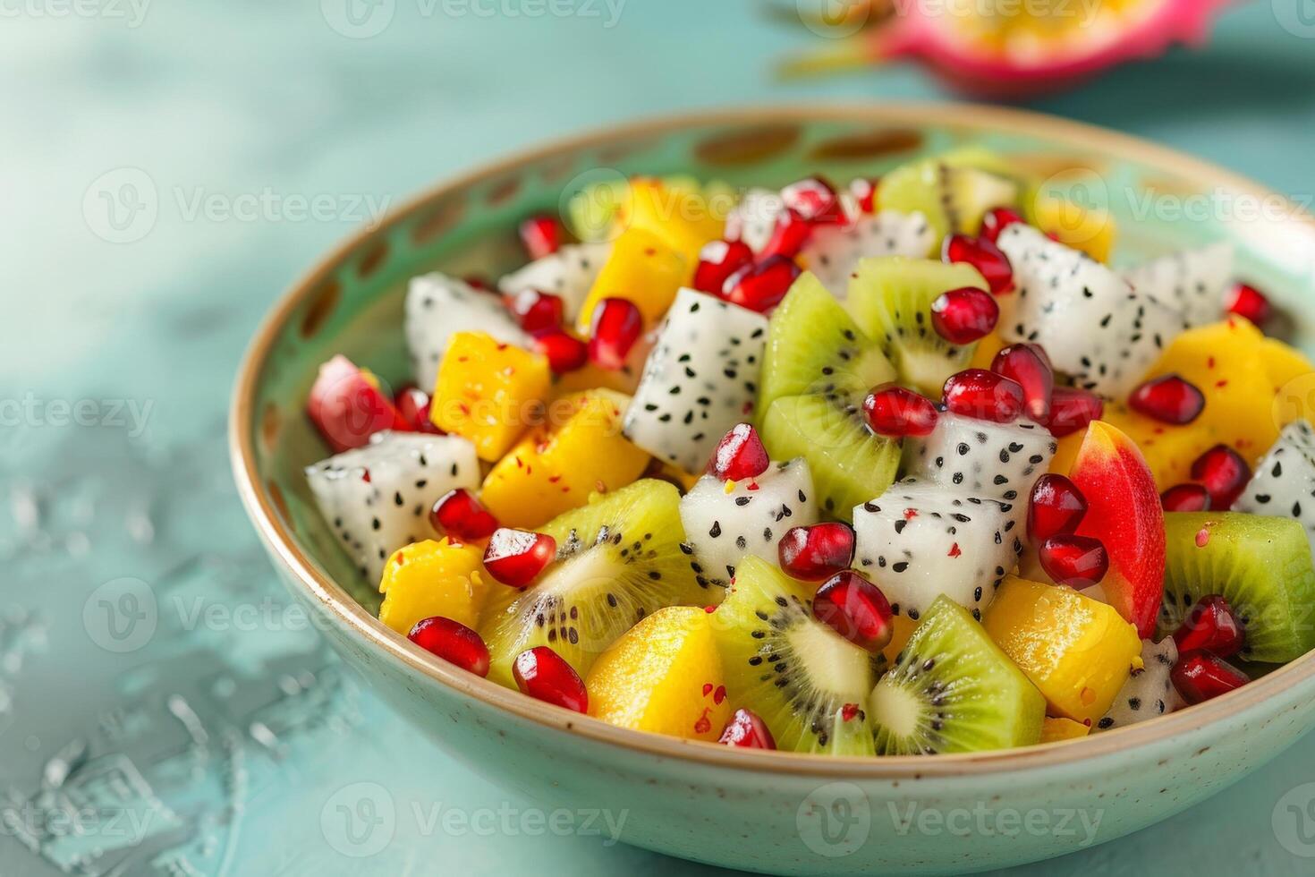 ai generiert frisch Kiwi Scheiben mischen mit beschwingt Granatapfel Arils im ein herrlich Obst Salat Sprengung mit Farbe und Geschmack. foto
