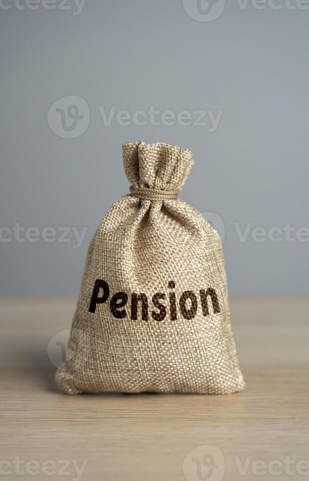 Tasche mit das Wort die Pension. dafür sorgen finanziell Sicherheit während ein Personen golden Jahre. Mitarbeiter Leistungen Paket. Erwägen alle Pensionierung Ersparnisse Optionen zu dafür sorgen ein sichern finanziell Zukunft. foto