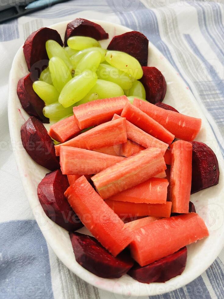 Obst im Schüssel zum Frühstück Rote Beete, Karotte und Trauben foto