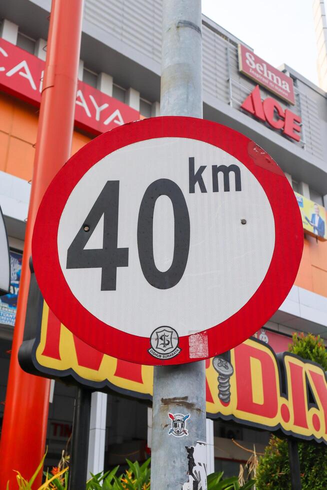 schließen oben von Geschwindigkeit Grenze Zeichen mit ein Geschwindigkeit Grenze von 40 km pro Stunde. Surabaya, Indonesien - - 21 Februar 2024 foto