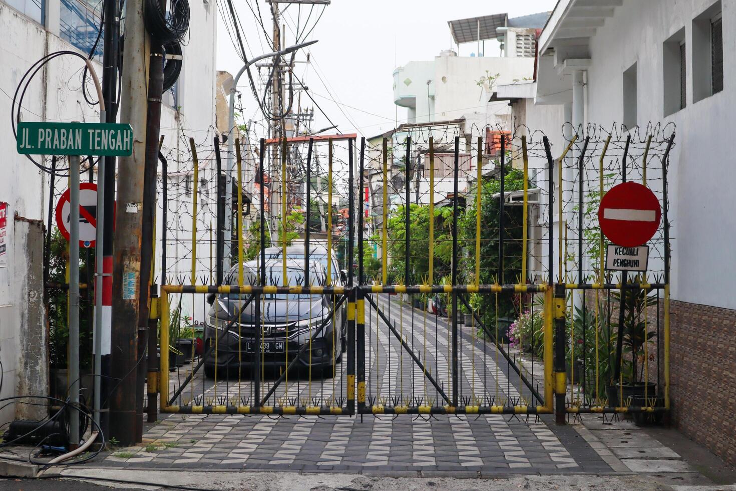 Wohn Zaun Tor mit mit Widerhaken Kabel. Surabaya, Indonesien - - 21 Februar 2024 foto