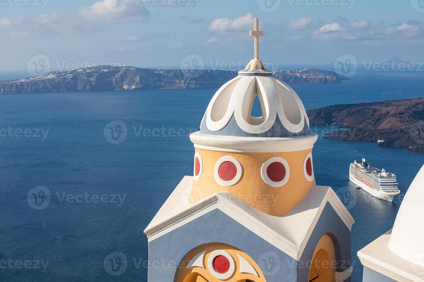 schöner griechischer Kirchenglockenturm. insel santorini, griechenland, europa. luxusurlaub hintergrundkonzept, reisekonzept. berühmte orte, mediterrane landschaft, sommerferien und urlaub. foto