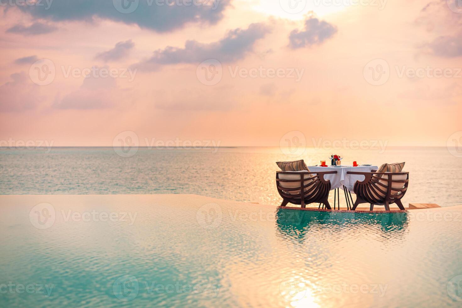 Seelandschaft Aussicht unter Sonnenuntergang Licht mit Essen Tabelle mit Unendlichkeit Schwimmbad um. romantisch still Flucht zum zwei, Paar Konzept. Stühle, Essen und Romantik. Luxus Ziel Essen, Flitterwochen Vorlage foto