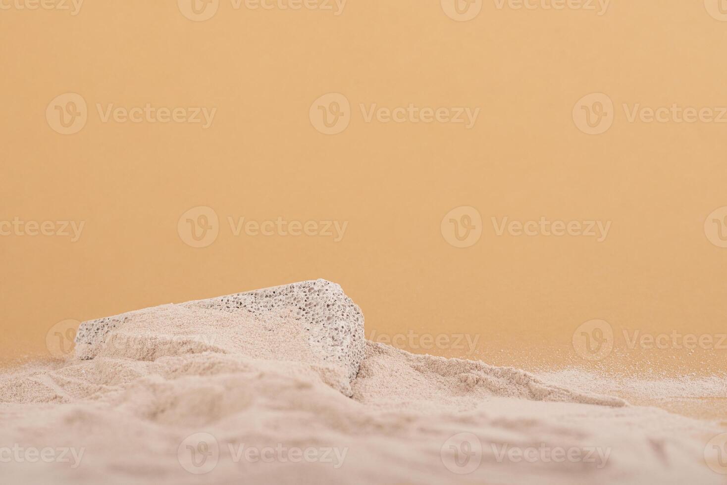 Strand Sand mit Kopieren Raum und grau Beton Stein Plattform Podium zum Kosmetika oder Produkte. auf Beige Hintergrund. foto