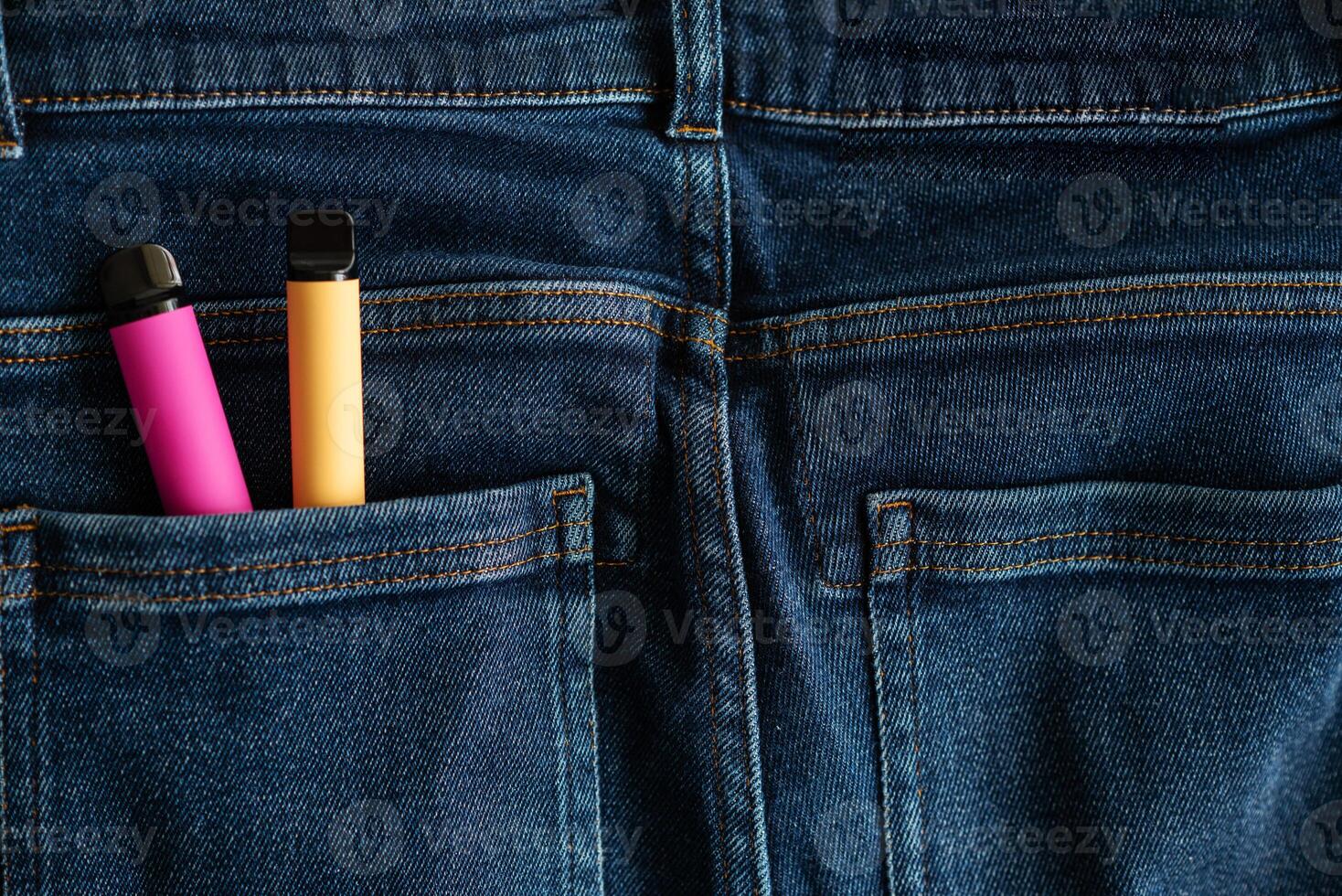 Einweg elektronisch Zigaretten im Hose Jeans Tasche Nahansicht foto