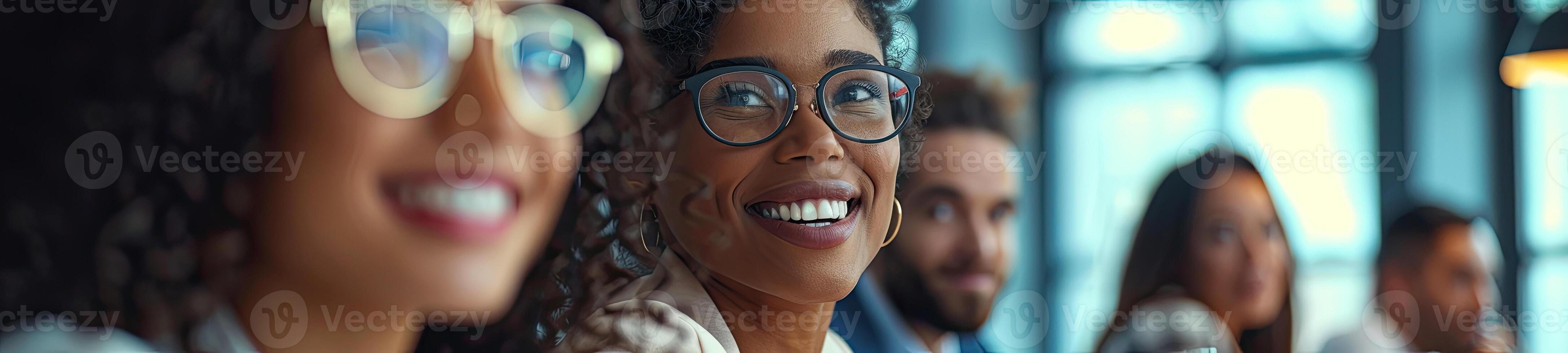 ai generiert lächelnd vielfältig Kollegen versammeln im Sitzungssaal Brainstorming foto