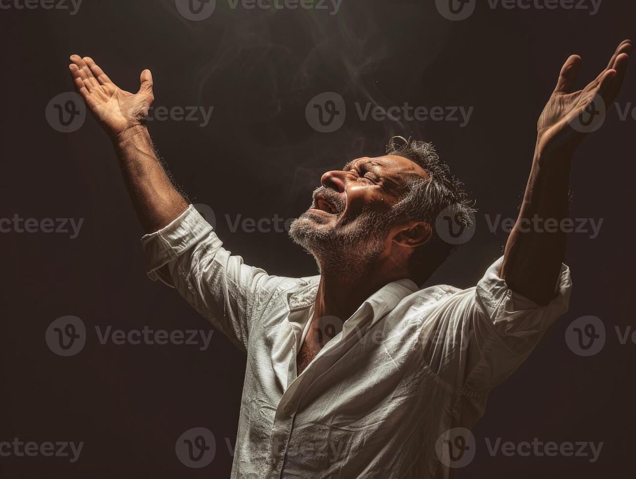 ai generiert ein Christian Mann beten zu Gott Weinen und emotional mit seine Waffen angehoben foto