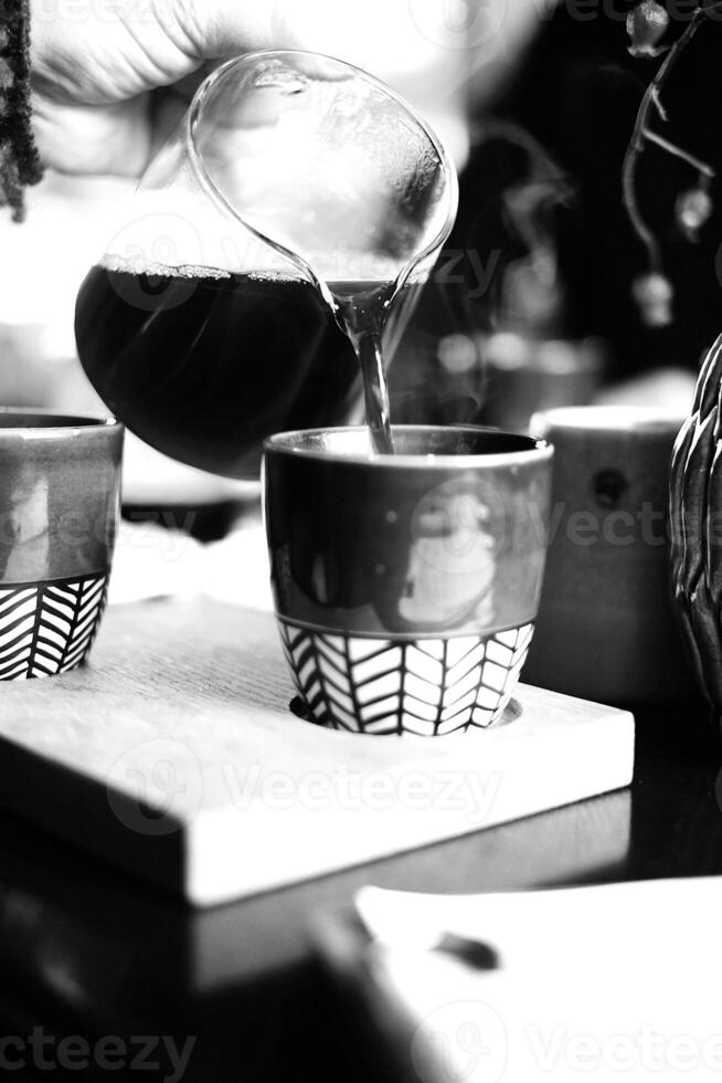 Kaffee Tasse schließen vew schwarz und Weiß Foto Hintergrund, Tasse von Tee oder Kaffee auf das Tabelle