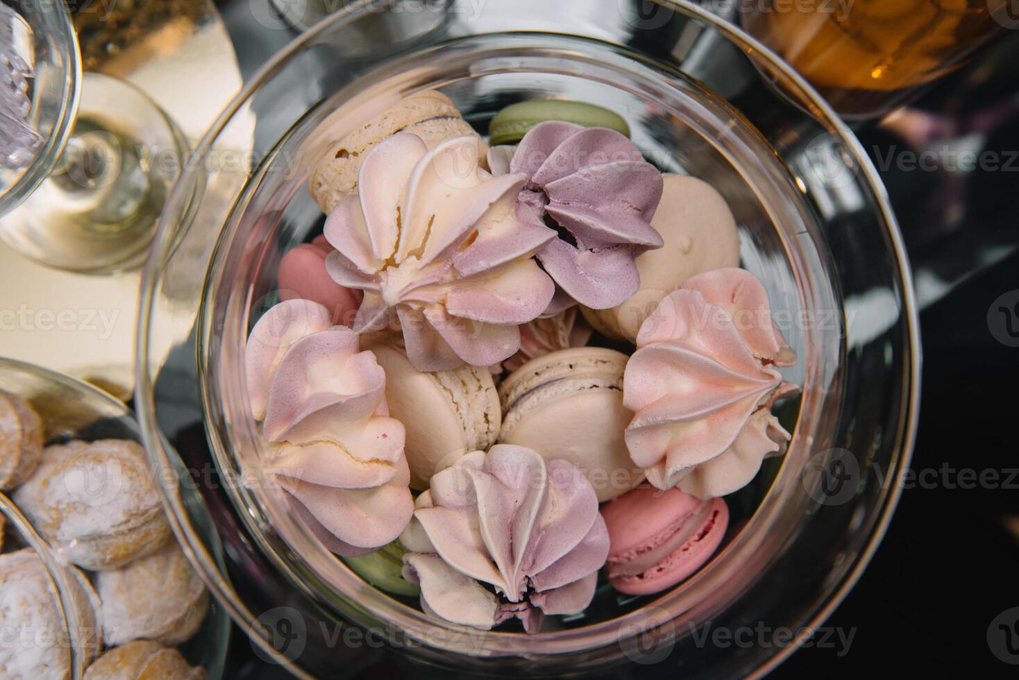 bunt Makronen. lecker Französisch Makrone Koch Tisch. Makronen zum Dessert beim Gebäck Süßwaren Geschäft im Paris. Kunst von Herstellung Makronen. foto