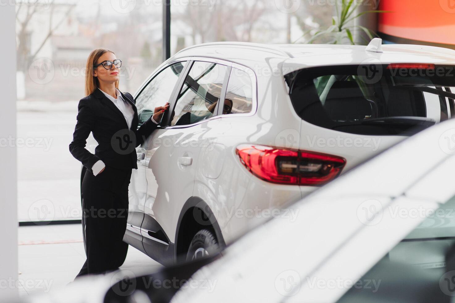 schön jung Frau kauft ein ein Auto im das Händler Saloon. foto