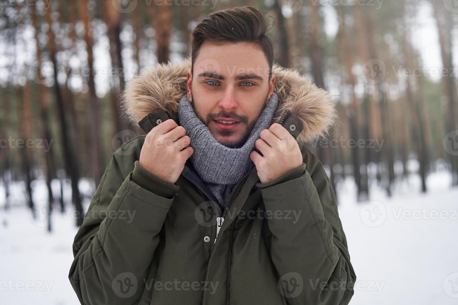 attraktiv bärtig Mann Stehen draußen im Winter Jahreszeit Wald. foto