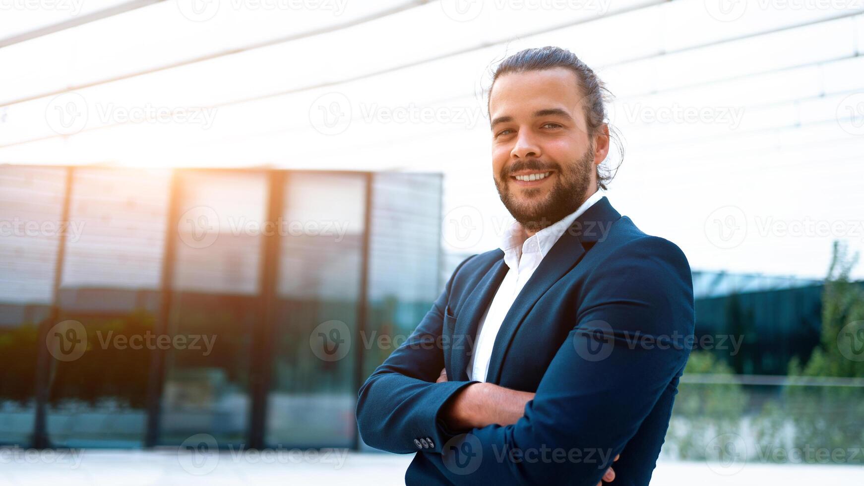 gut aussehend Vertrauen spanisch Geschäftsmann foto