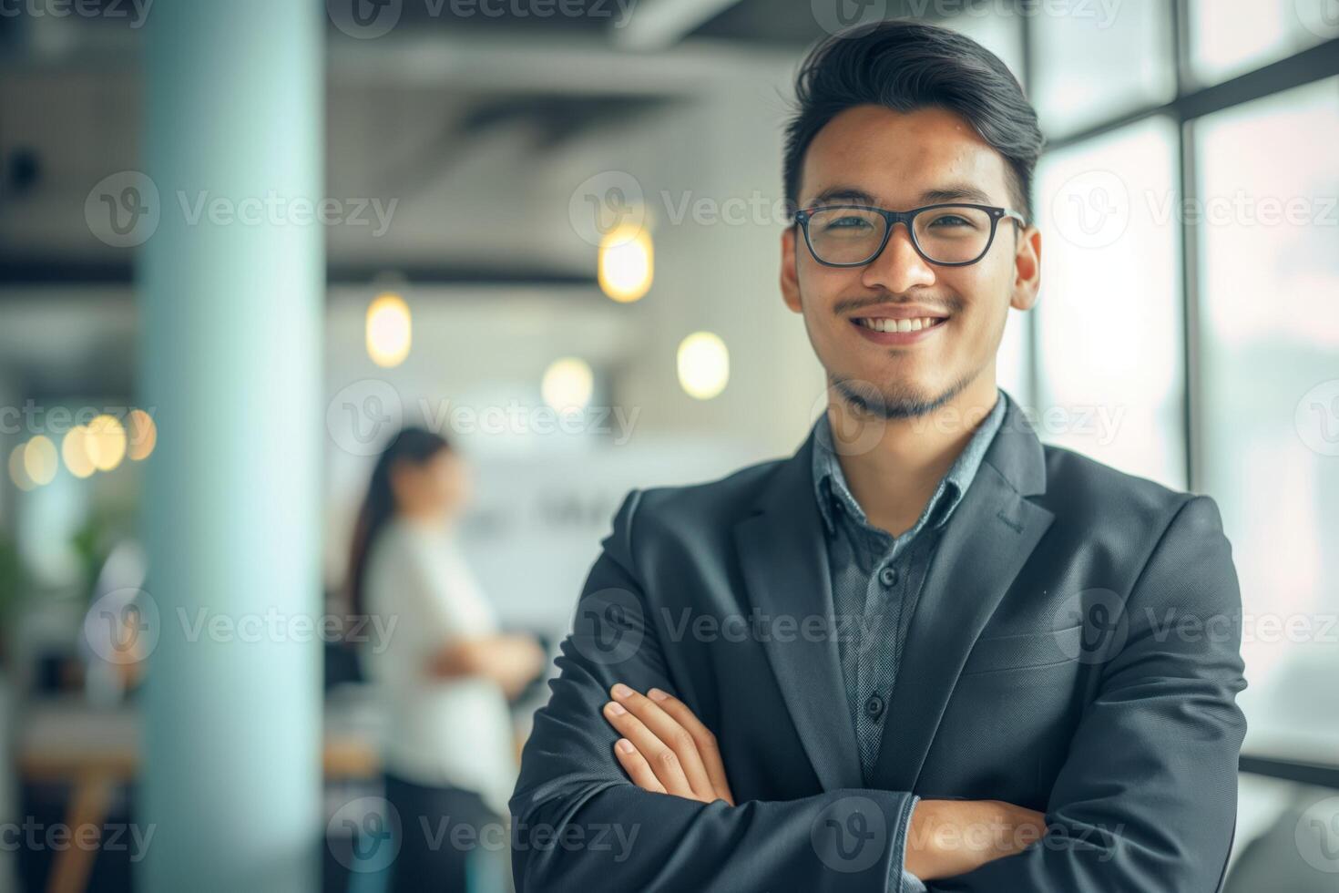 ai generiert zuversichtlich asiatisch Mann im passen und Brille mit Waffen gekreuzt im modern korporativ Büro foto