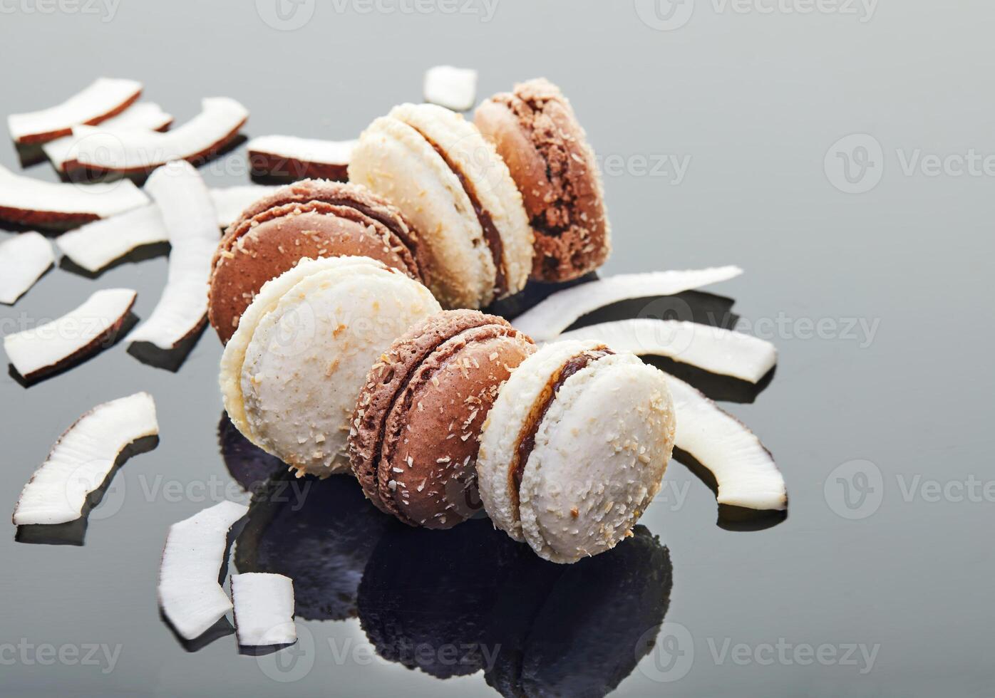 Kokosnuss Macarons mit geschreddert Kokosnuss auf grau Hintergrund, Essen Blog Konzept foto