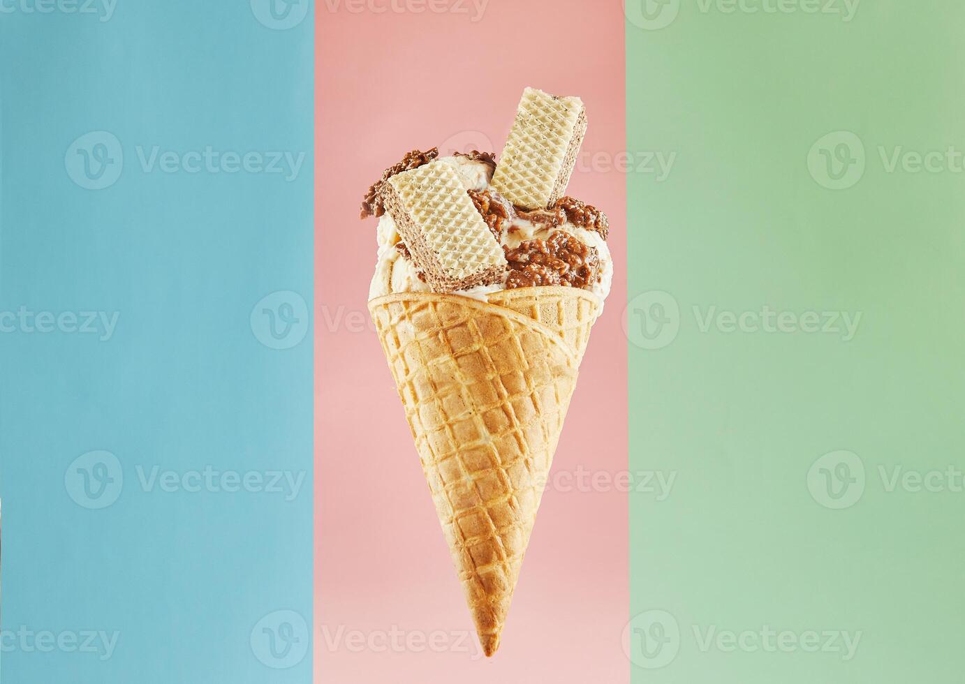 lecker Eis Sahne Kegel mit Wafer und Schokolade isoliert auf ein Mehrfarbig Hintergrund foto
