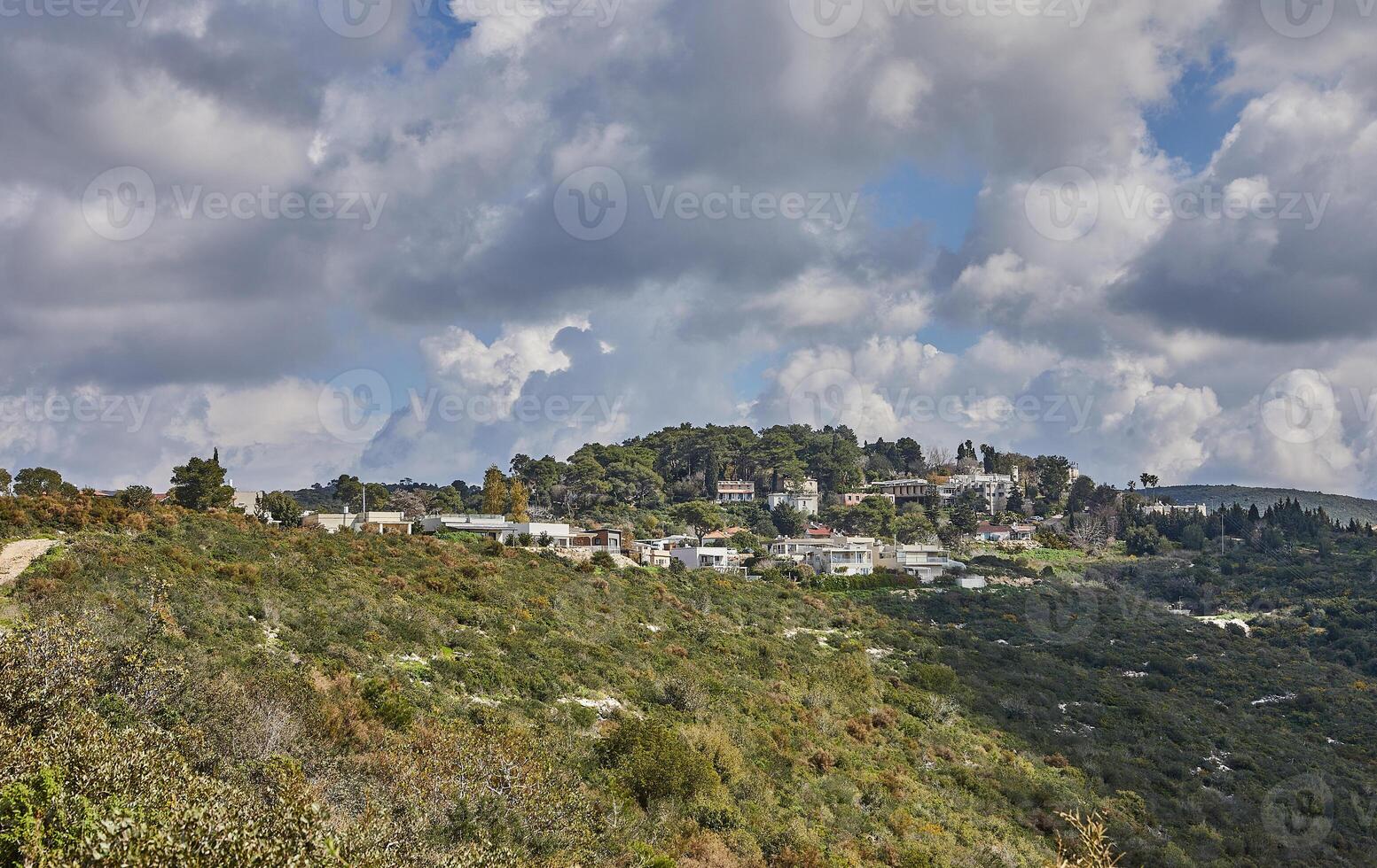 felsig Hügel mit ein Schmutz Straße im Vorderseite unter ein Blau Himmel mit Weiß Wolken und ein modern Villa auf oben foto