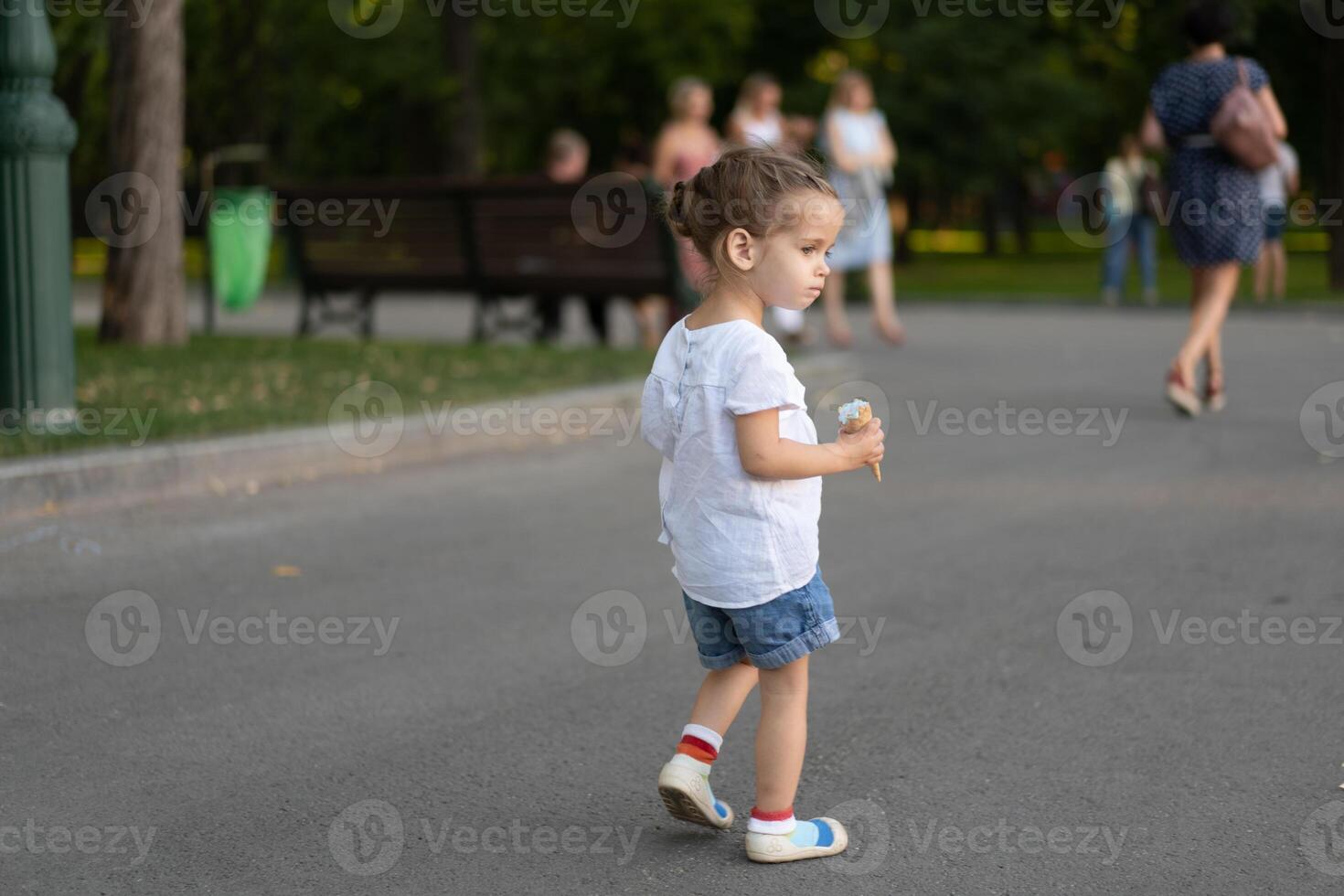 wenig kaukasisch Mädchen 3 Jahre alt isst Eis Sahne Nahansicht Porträt foto