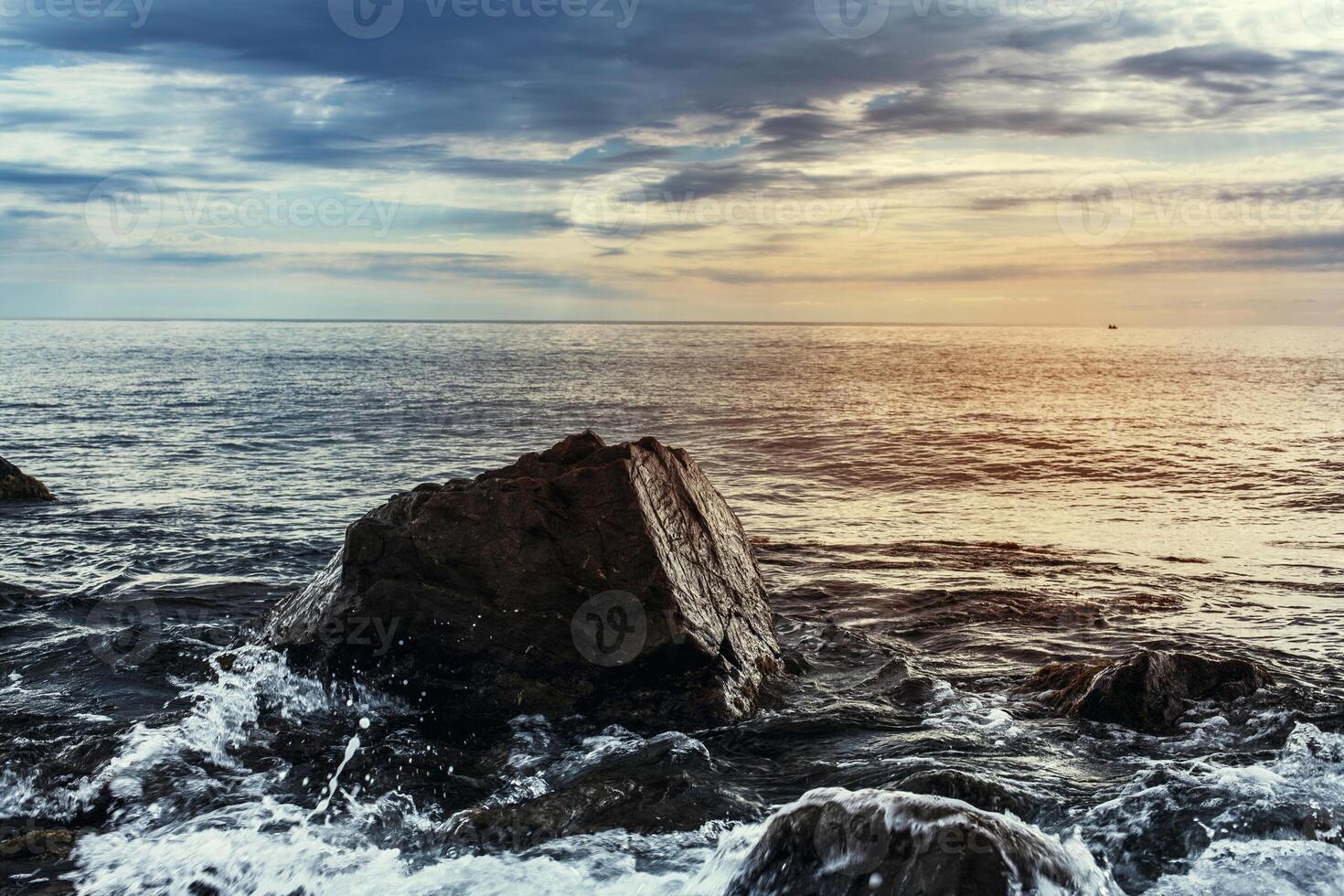 groß Stein auf ein Hintergrund von Meer Sonnenuntergang foto