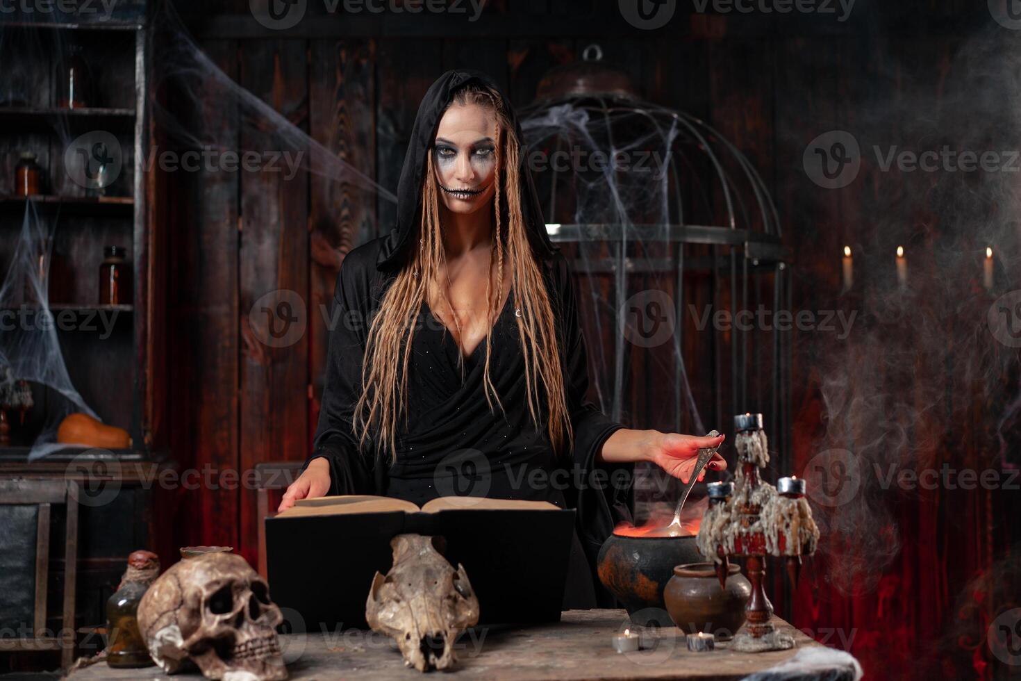 Halloween, Hexe verwenden Magie Buch und Kessel bereiten vergiften oder Liebe Trank foto