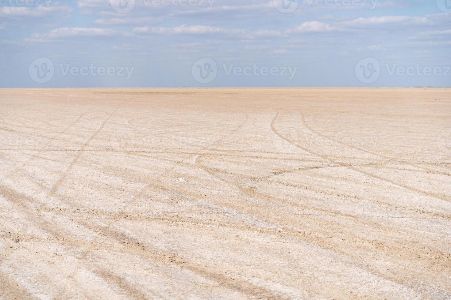 trocken Meer endlos Sand schön Wolken schön Landschaft Mündung. foto