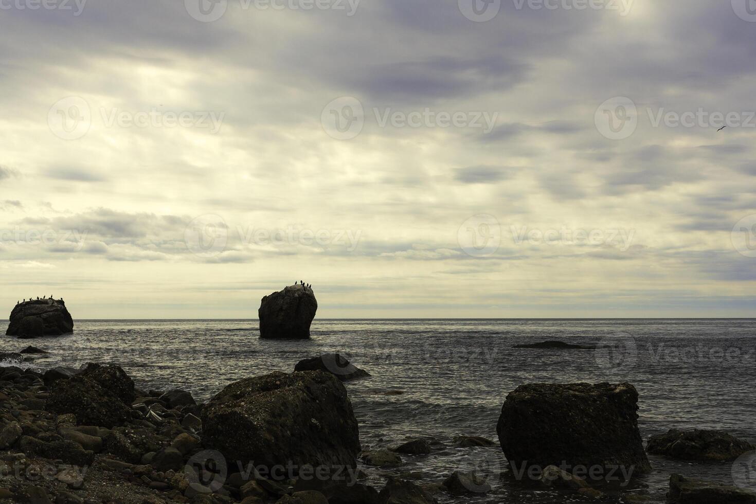 groß Stein im das Meer foto