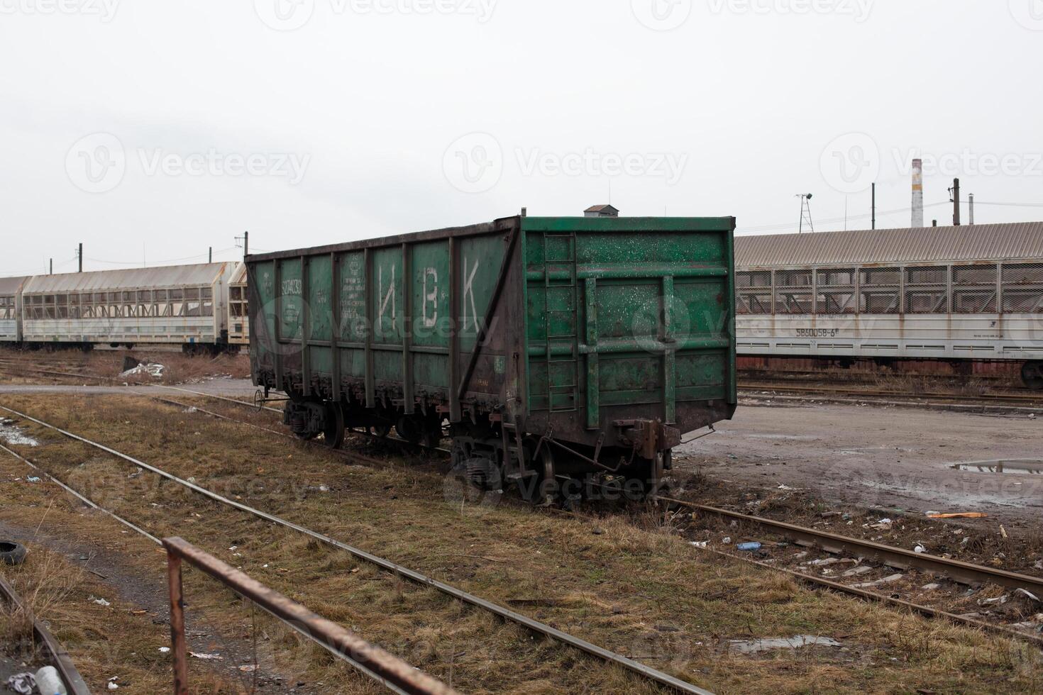 ein alt Wagen auf das Schienen foto