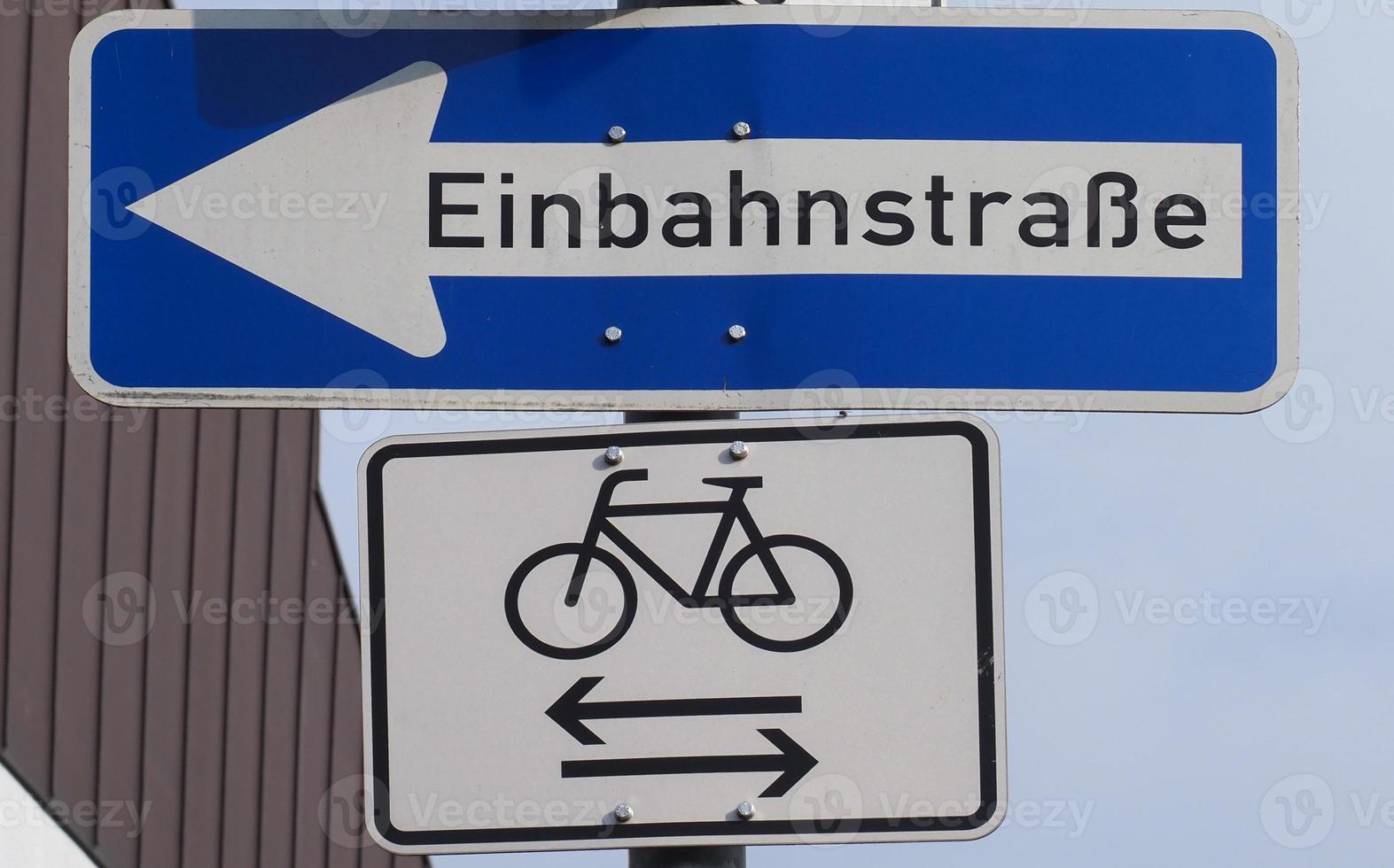 Einbahnstraße Einbahnstraßenschild in deutscher Sprache foto