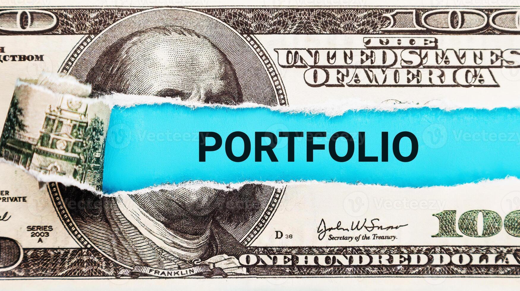 Portfolio. das Wort Portfolio im das Hintergrund von das uns Dollar. vielfältig Anlagegut Beteiligungen und Investition Strategie Konzept zum finanziell Wachstum foto