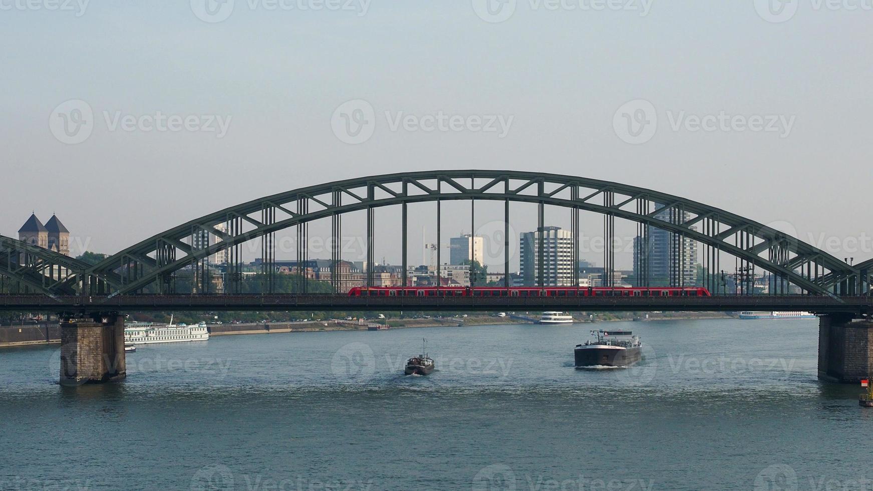 hohenzollernbruecke hohenzollernbrücke über den rhein in koel foto