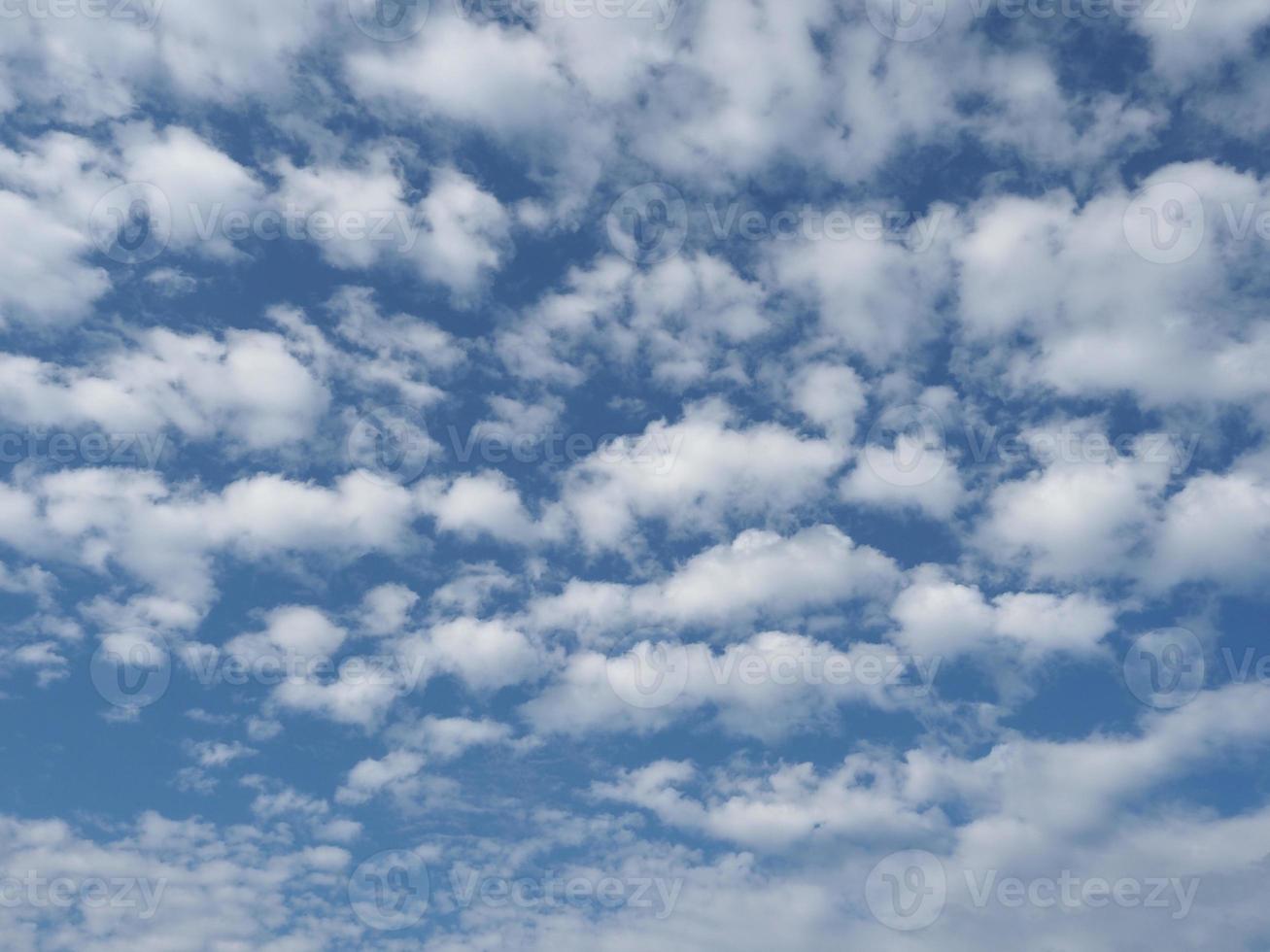 blauer Himmel mit Wolkenhintergrund foto